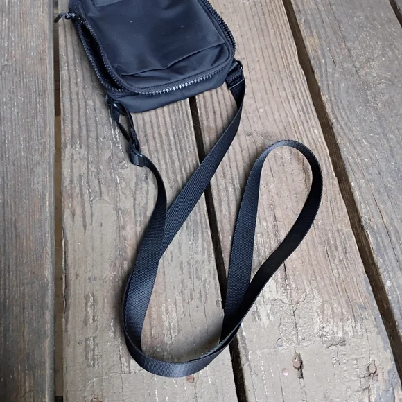 Lululemon Black Easy Access Crossbody Unisex - Picture 6 of 7